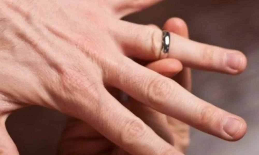 Πυροσβέστες έσωσαν το δάχτυλο κοπέλας από κολλημένη βέρα στη Λάρισα